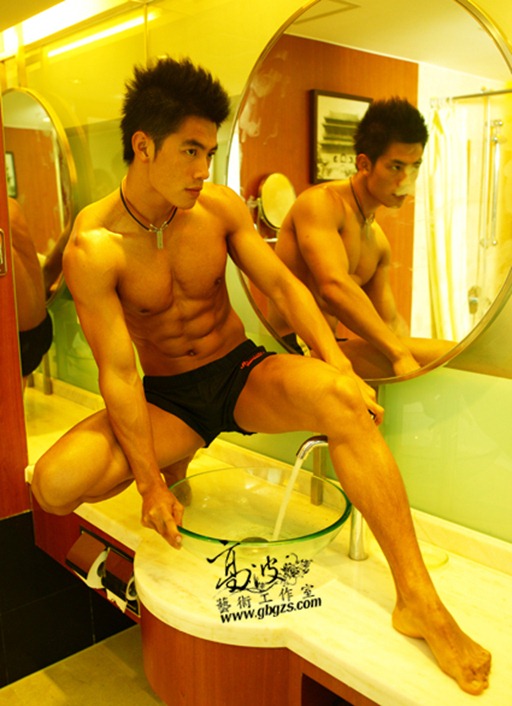 Asian-Males-Zhu-Xiaohui-朱曉輝-in-Bathroom-02