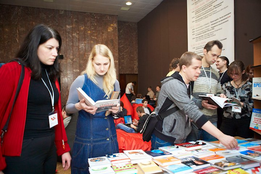 Победитель конкурса получил три книги на выбор