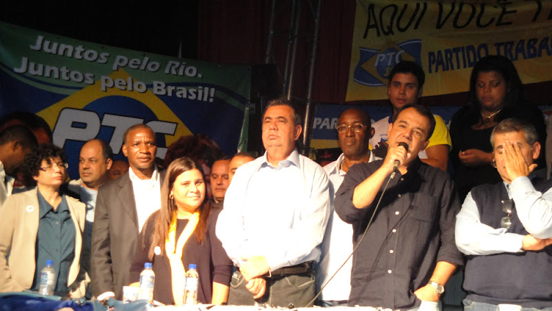 Governador ao microfone