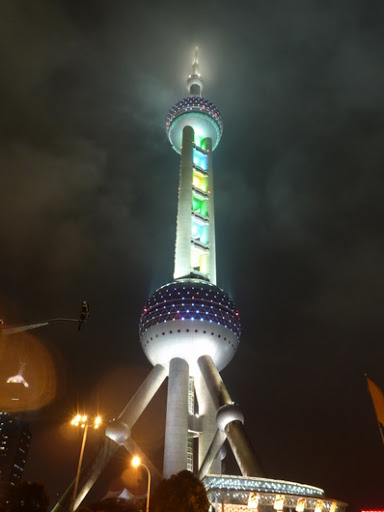  Oriental Pearl Tower (东方明珠塔) at night