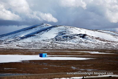 Lone blue shack along the Tibetan Highway