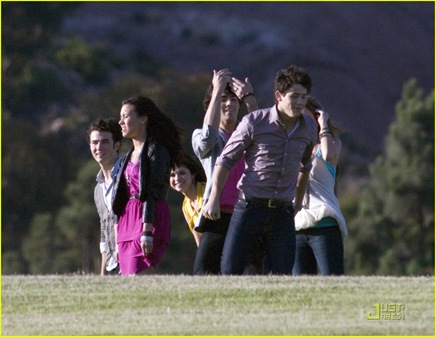 miley-cyrus-nick-jonas-hug-10