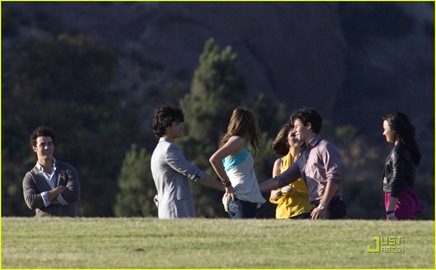 miley-cyrus-nick-jonas-hug-11