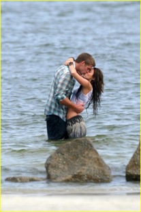 miley-cyrus-liam-hemswroth-kiss-06