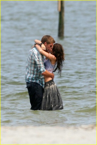 [mileycyrusliamhemswrothkiss024.jpg]