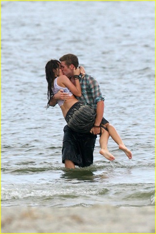 [mileycyrusliamhemswrothkiss014.jpg]