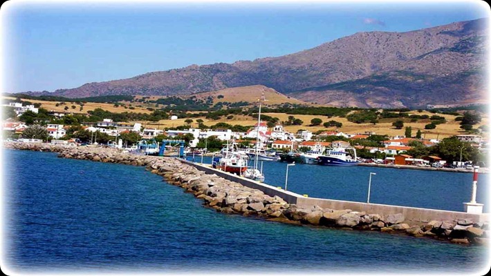 Σαμοθράκη-Καμαριώτισσα  -Η Σαμοθράκη είναι νησί του Θρακικού Πελάγους. Βρίσκεται στο Βορειοανατολικό τμήμα του Αιγαίου μεταξύ των νησιών Λήμνος, Ίμβρος και Θάσος, και απέχει 24 ναυτικά μίλια από την Αλεξανδρούπολη. Η επιφάνεια του νησιού είναι 178 τετραγωνικά χιλιόμετρα, ενώ η υψηλότερη κορυφή του έχει υψόμετρο 1.664 μέτρα. Με αυτό το ύψος, η Σαμοθράκη είναι το ψηλότερο ελληνικό νησί -με την εξαίρεση των δύο μεγαλονήσων, της Κρήτης και της Εύβοιας. Το όνομα του βουνού είναι Σάος, αλλά οι ντόπιοι το ονομάζουν «Φεγγάρι» (όπως και την υψηλότερη κορυφή του), καθώς είναι «τόσο ψηλό που κρύβει το φεγγάρι». Εξάλλου, το όνομα του νησιού σημαίνει «ψηλή Θράκη» -από το αρχαιοελληνικό σάμος = υψηλή.