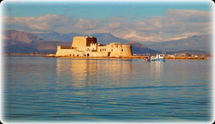 Ναυπλιο Το Μπούρτζι. Στα χρόνια της πρώτης ενετοκρατίας (1389-1540), ξεκίνησαν οι εργασίες οχύρωσης στο Μπούρτζι για πρώτη φορά. Οι Τούρκοι κατέλαβαν το κάστρο μόλις το 1715 για να το ξαναχάσουν και πάλι το 1822 από τους Έλληνες. Εδώ πρωτοφυλακίστηκε ο Γέρος του Μοριά, πριν μεταφερθεί στο Παλαμήδι. Έκτοτε, η… χρήση του κάστρου έχει αλλάξει πολλές φορές! Στη δεκαετία του 1950, μάλιστα, δεν φιλοξενούσε φυλακισμένους αλλά… τουρίστες, καθώς λειτουργούσε ως ξενοδοχείο και, μάλιστα, προσέλκυε μερικές από τις πιο διάσημες προσωπικότητες της εποχής. Σήμερα, αποτελεί χώρο μουσικών και άλλων πολιτιστικών εκδηλώσεων όπου κανείς μεταφέρεται μόνο με βαρκάκι.