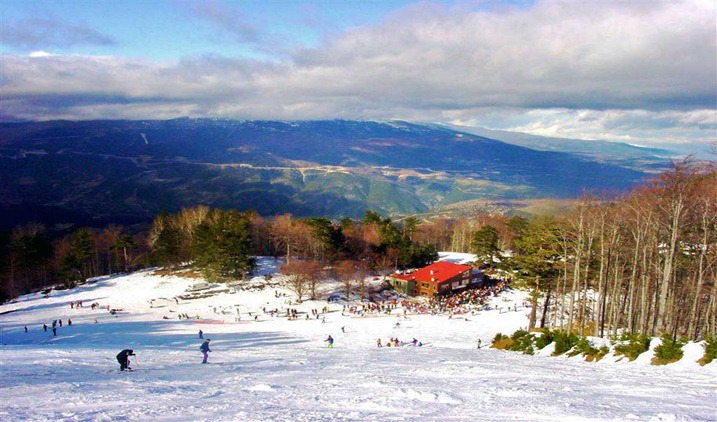 Χιονοδρομικό Κέντρο Ελατοχωρίου.Βρίσκεται στην Β.Α. Πλευρά των Πιερίων σε υψόμετρο Βάσης 1410 μ. και κορυφής 1750 μ. με προοπτική επέκτασης στα 2100 μ.