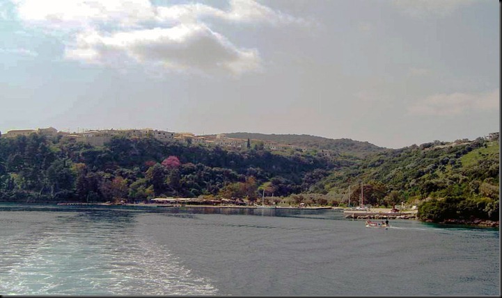 Μεγανήσι. Είναι 
νησί μεταξύ Λευκάδας και Αιτωλοακαρνανίας. Το Μεγανήσι αποτελεί δήμο του
 νομού Λευκάδας, με πληθυσμό 1.092 κατοίκους σύμφωνα με την απογραφή του
 2001. το Μεγανήσι ανήκει διοικητικά στη Λευκάδα.