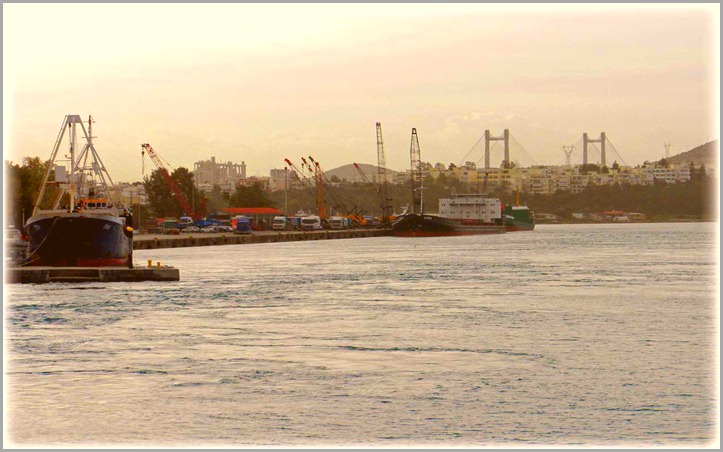 Τελωνείο νότιο λιμάνι Χαλκίδας,δεξιά είναι μια γέφυρα που ενώνει την Εύβοια με Στέρεα Ελλάδα