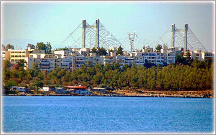 Υψηλή γέφυρα Χαλκίδας. Εργατικές κατοικίες, και η γέφυρα που ενώνει με την στερεά Ελλάδα