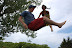 Zach og Aliya hopper på trampolin ude foran Aliyas barndomshjem. Foto: Thomas Gam Nielsen
