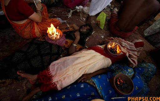 Hindu devotees offer prayers to Lord Shiva during the annual Shiva Gajan religious festival at Panchal village, about 245 km (152 miles) southeast of Kolkata, April 13, 2010. Hundreds of devotees offer sacrifices and perform acts of devotion during the festival in the hopes of winning the favour of god Shiva and ensuring the fulfilment of their wishes and also to mark the end of the Bengali calendar year. REUTERS/Parth Sanyal (INDIA - Tags: SOCIETY RELIGION)