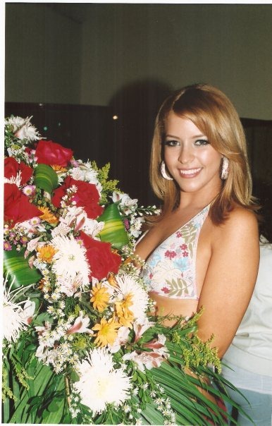 Luz karina Martinez con Flores