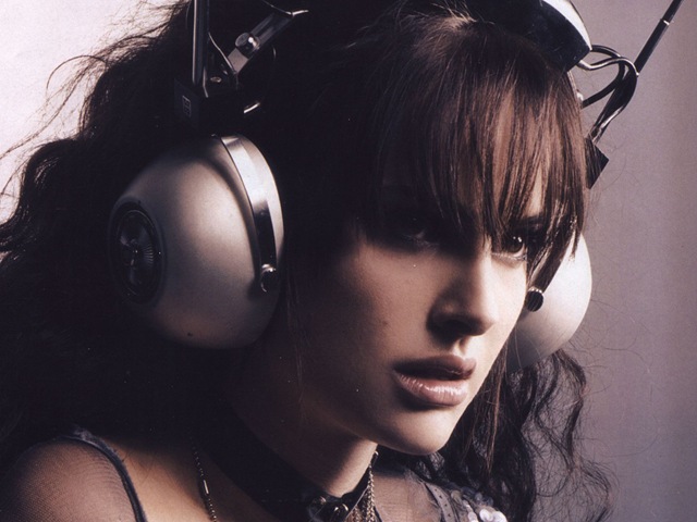 [Natalie Portman Headphones[3].jpg]