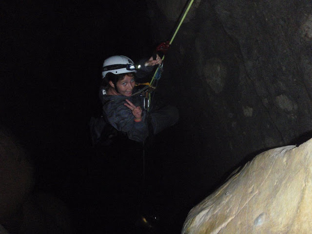 Mamen terminando de ascender el pozo de 19 m.