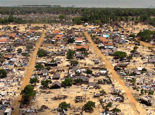 An aerial view of a former battlefront can be seen from the helicopter carrying U.N. Secretary-General Ban Ki-moon during his visit, which also included a visit to the refugee camp called Manik Farm, on the outskirts of the northern Sri Lankan town of Vavuniya May 23, 2009. Ban toured Sri Lanka's largest war refugee camp named Manik Farm, home to 220,000 refugees, in the north of the country on Saturday during a trip to press for wider humanitarian access and political reconciliation, and is the highest-level international visit Sri Lanka since the government declared victory on Monday over the Tamil Tiger rebels in a 25-year war.        REUTERS/Louis Charbonneau (SRI LANKA CONFLICT MILITARY POLITICS SOCIETY IMAGES OF THE DAY)