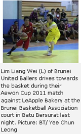 Lim Liang Wei (L) of Brunei United Ballers drives towards the basket during their Aewon Cup 2011 match against LeApple Bakery at the Brunei Basketball Association court in Batu Bersurat last night. Picture: BT/ Yee Chun Leong 