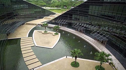 green-roof-art-school-in-singapore-pool