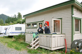 Die Campingplatz-Queens vor der Kueche