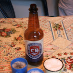 Lecker Abendbrot: 1,5l norwegisches Bier (fuer ca. 1000 oder mehr) und drei Tassen.