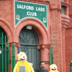 Erichse vorm Salford Lads Club. Nach Vorbild...