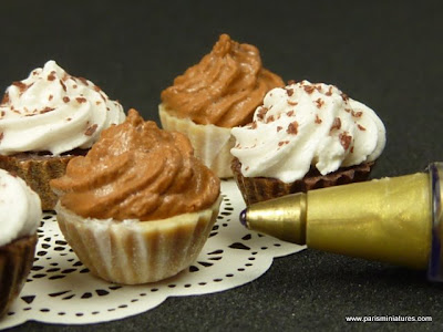 Paris Miniatures - Emmaflam and Miniman - Miniature Cupcakes with a biro
