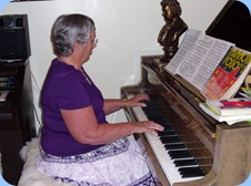 Peter Littlejohn's mum, Diane Littlejohn, played delightfully on the grand piano for us after a scrumptious BBQ