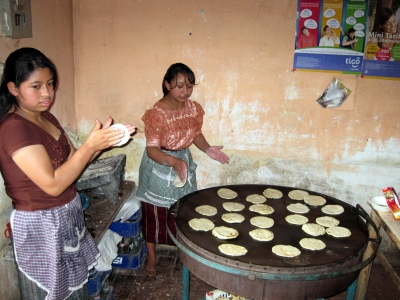 cooking or tortear in Guatemala