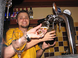 Ricardinho, tirando um litro de Dunkel