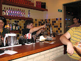 Xande, tirando um chopp