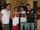 Zé, Fly, Klauss e Chan brindando com os canecões de 1 L de Eisenbahn