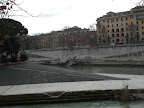 Barcone dopo la piena del Tevere che ha preceduto il nostro arrivo a Roma
