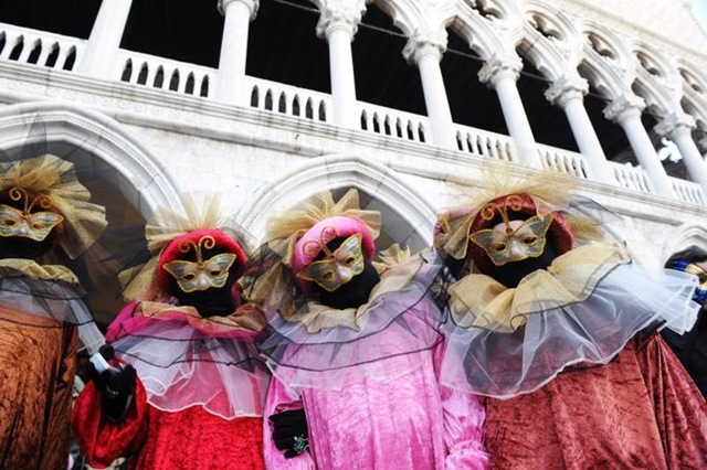 [Carnevale 2011 - foto il martedi grasso a venezia - maschera ed erotismo9[5].jpg]