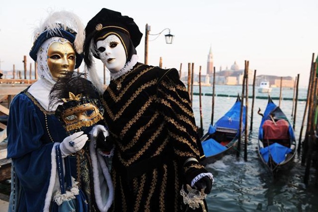 [Carnevale 2011 - foto il martedi grasso a venezia - maschera ed erotismo4[4].jpg]