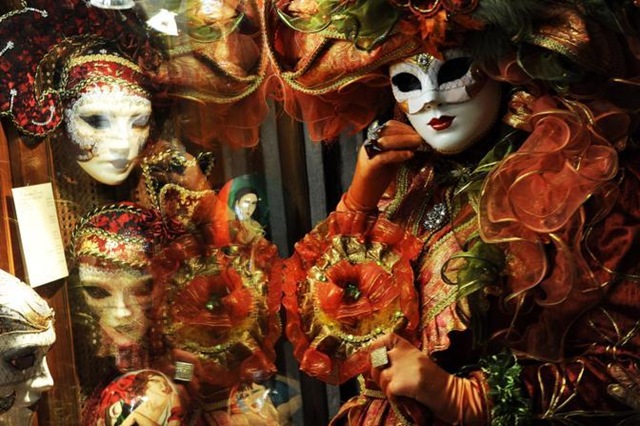 [Carnevale 2011 - foto il martedi grasso a venezia - maschera ed erotismo8[5].jpg]