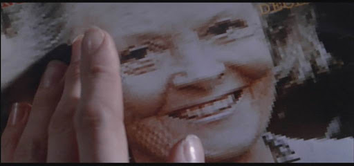 Aliens - Main caressant un visage