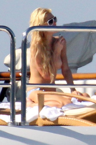 [Paris Hilton Topless italia[2].jpg]