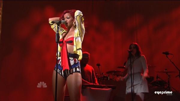 [tn-by_mah0ne-Rihanna_Performing_At_Saturday_Night_Live_30.10.10_019[3].jpg]