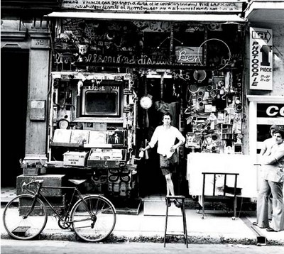 Ben Vautier devant sa boutique, Nice, 1965 - © Ferrero Ben Vautier devant sa boutique, Nice, 1965 - © Ferrero