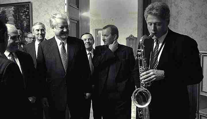 Bill Clinton seranades Boris Yeltsin