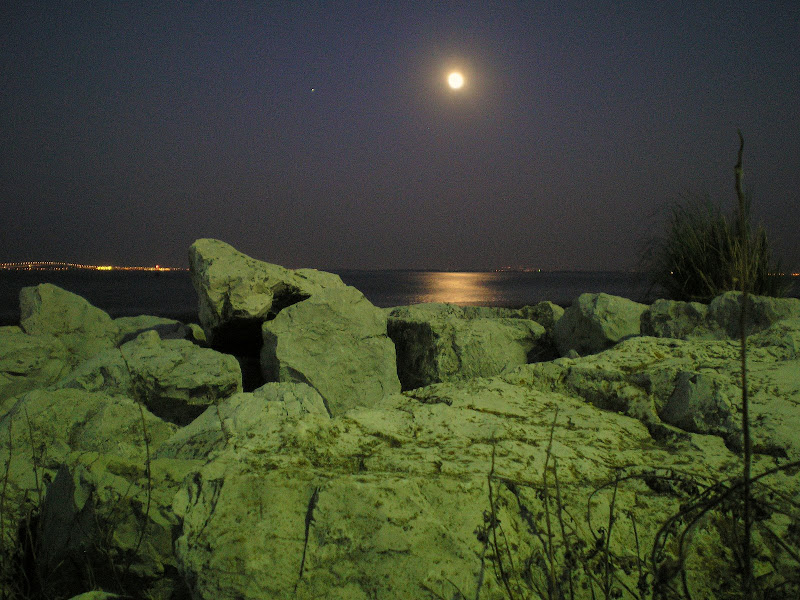 A lua sobre o Tejo