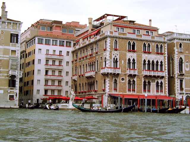 [HArrysBar3.jpg]