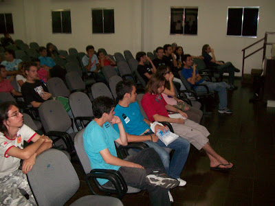 Galera reunida no auditorio