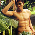 cosmo2007-08-JakeCuenca.jpg