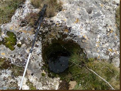 Agujero cavado en la roca donde se insertaban los postes de sustentacion de los techados de las casas Agujero cavado en la roca donde se insertaban los postes de sustentacion de los techados de las casas