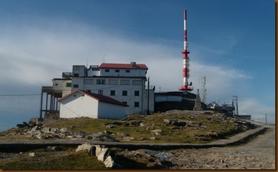 Edificios y repetidor del Larrun