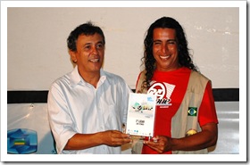 O Secretário de Comunicação da Prefeitura de Barreirinhas entrega o Troféu do 2º lugar a Jony Gomes O Secretário de Comunicação da Prefeitura de Barreirinhas entrega o Troféu do 2º lugar a Jony Gomes