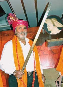 [glitterati_vijay_mallaya_20050613[3].jpg]